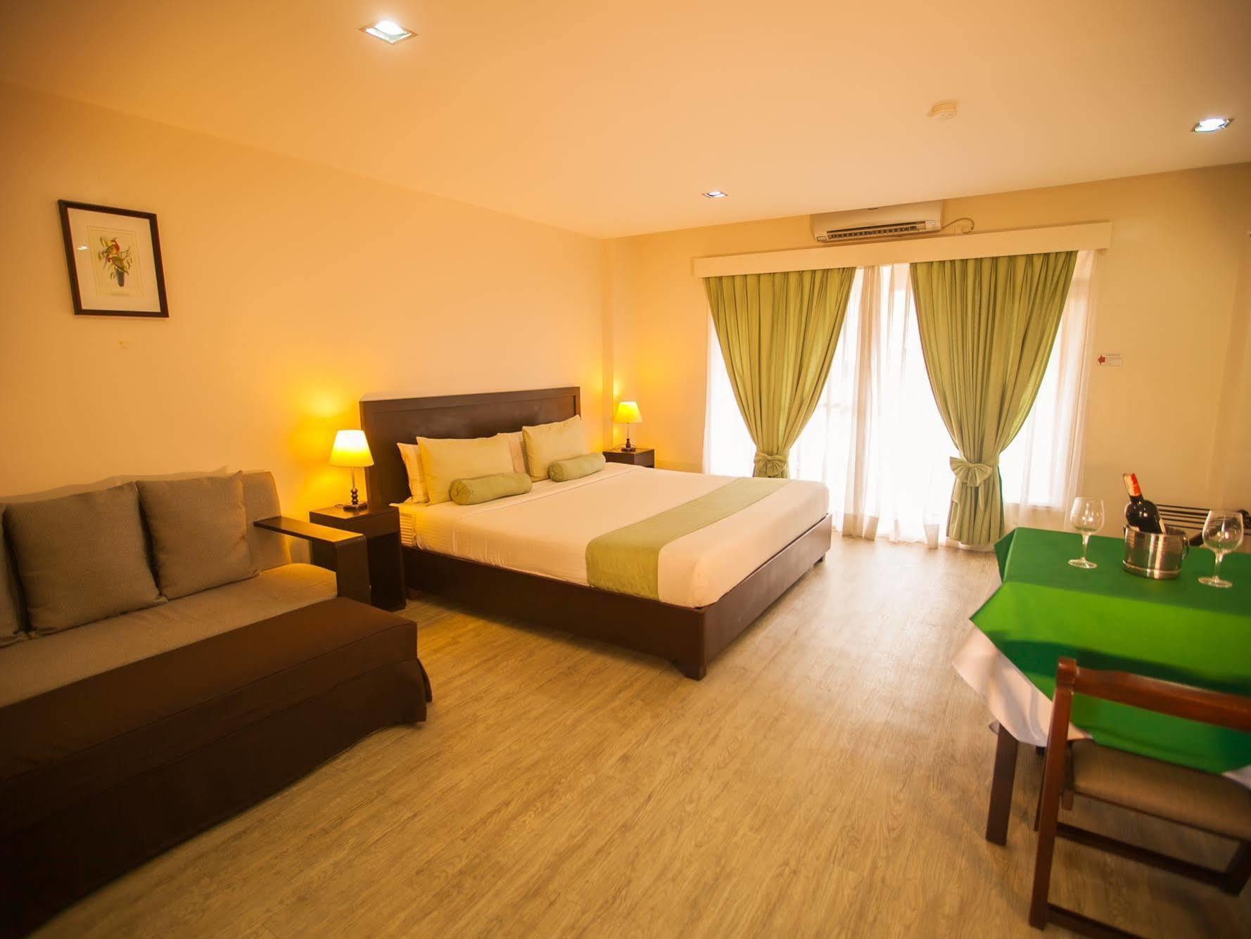 Subic Coco Hotel Olongapo Buitenkant foto