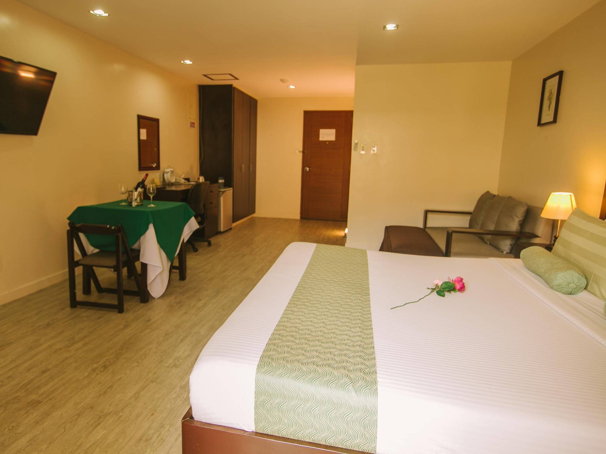Subic Coco Hotel Olongapo Buitenkant foto