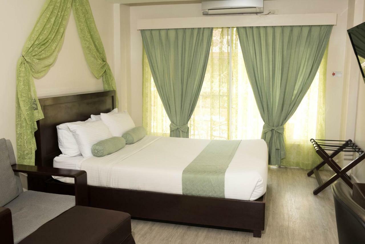 Subic Coco Hotel Olongapo Buitenkant foto